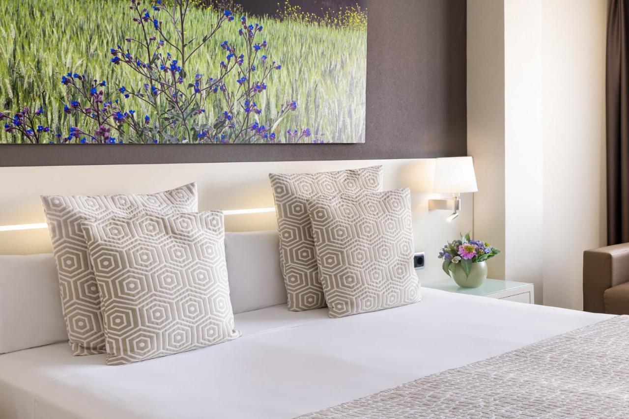 Standard Dreibettzimmer mit seitlichem Meerblick
