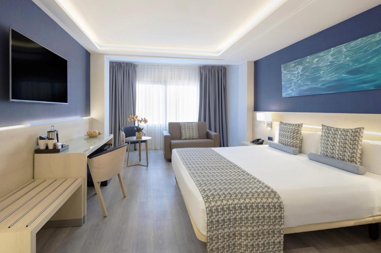 Dreibettzimmer mit seitlichem Meerblick